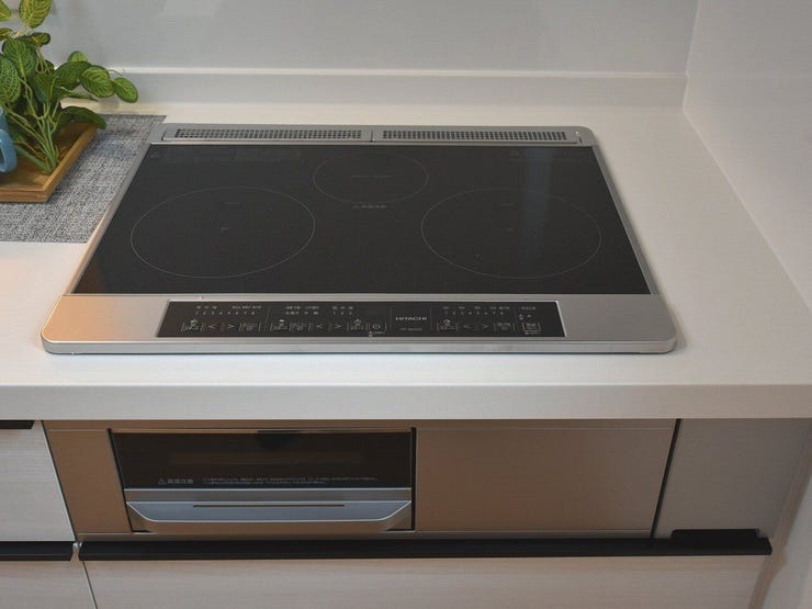 IHクッキングヒーター
安全で操作が簡単な三口IHコンロは、子育て家庭でも安心。毎日の料理が快適に行える設備です。