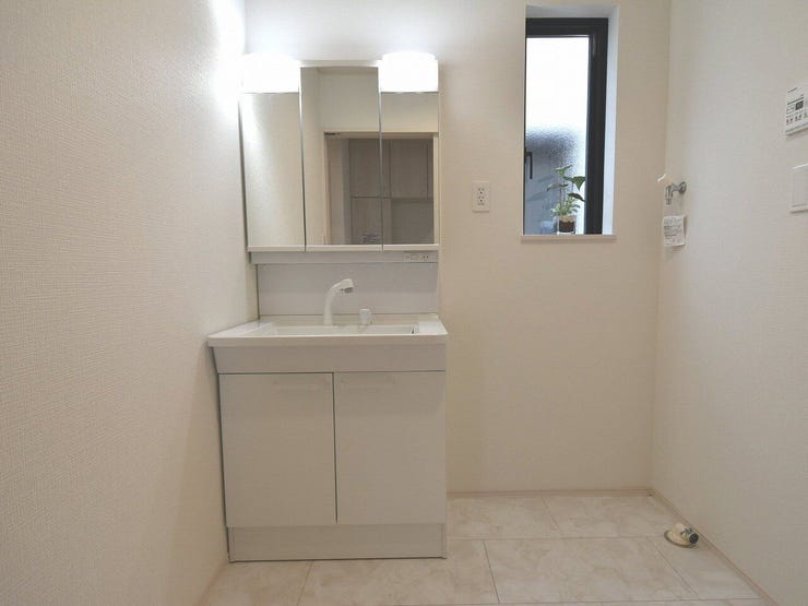 洗面所
シンプルで使いやすいデザインの洗面台です。清潔感のあるホワイトカラーで、毎日の生活に馴染みやすく、ご家族みなさまにとって快適な空間になっています。