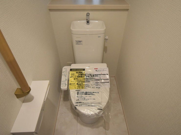 1F トイレ
シンプルで使いやすいデザインのトイレです。温水洗浄便座付きで衛生的に保てるのも嬉しいポイント。落ち着いた色合いで、ゆっくりと過ごせる空間になっています。