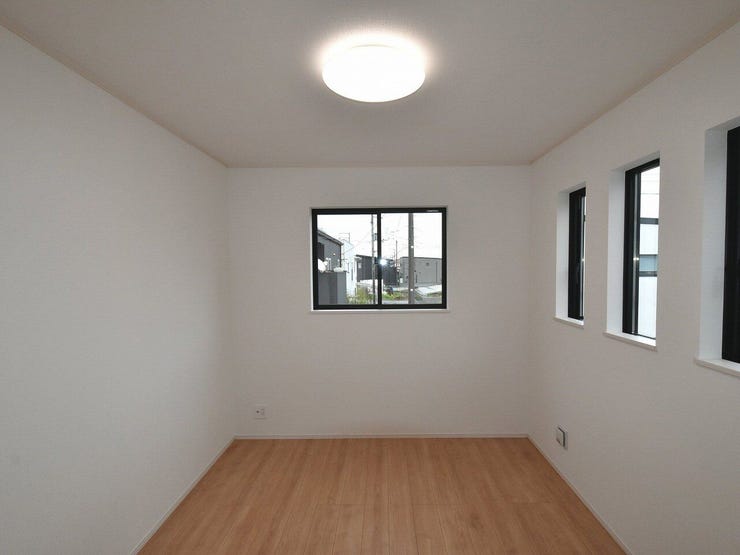 2F 洋室5.25帖
家具の配置がしやすく住まう方の個性を引き出してくれるお部屋となっております。