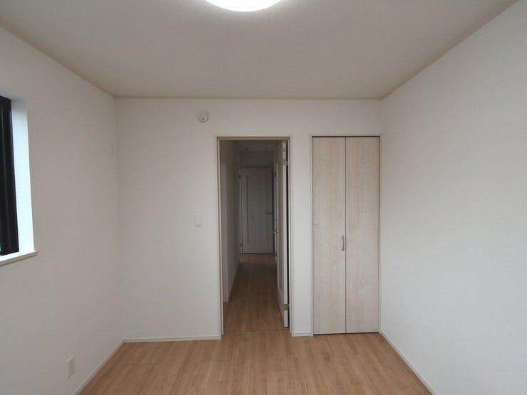 2F 洋室5.25帖
収納スペースがあるので、スッキリと片付けることができお部屋を広くお使いいただけます。