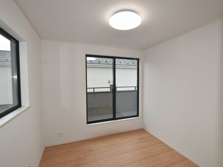 2F 洋室5.25帖
明るくナチュラルな洋室は、お子さまの学習や遊びのスペースにぴったり。家具の配置もしやすく、成長に合わせて自由に使えます。