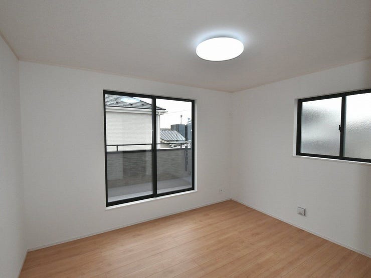 2F 洋室7帖
バルコニーに続く大きな窓から陽が差し込み明るいお部屋に♪