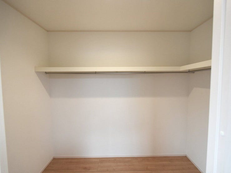 2F 洋室7帖のウォークインクローゼット
広々としたウォークインクローゼット。家族全員の衣類をまとめて収納可能。整理整頓しやすく、洋服選びもスムーズです。