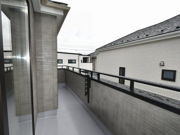 南面バルコニー
陽当たりの良いバルコニーですので洗濯物もすぐ乾くのではないでしょうか。風通しも良いので気持ちいいです。