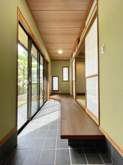 やわらかな陽射しが差し込む縁側に腰掛を設け、外と内をつなぐ土間を配置。風と光を感じる心地よい和の空間です。