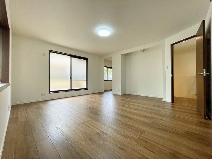 約13帖洋室。大きな窓から自然光がたっぷり差し込む、バルコニーに面した洋室は、明るく風通しも良好で、心地よい空間が広がります。