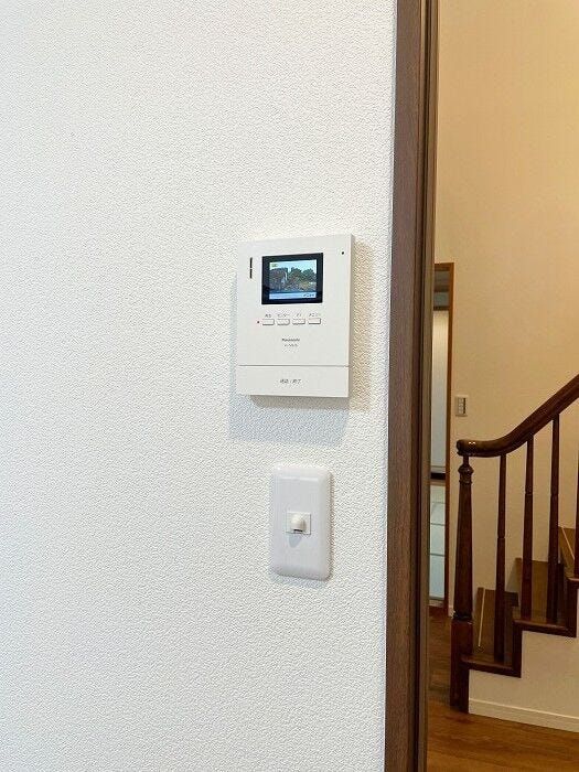 来訪者の顔を確認できるモニター付きインターホンで、セキュリティ面も安心。