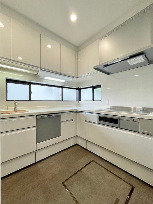 壁付けL型キッチンに吊り収納を備え、IHクッキングヒーターと食洗機を設置。機能的で使いやすい快適な空間です。