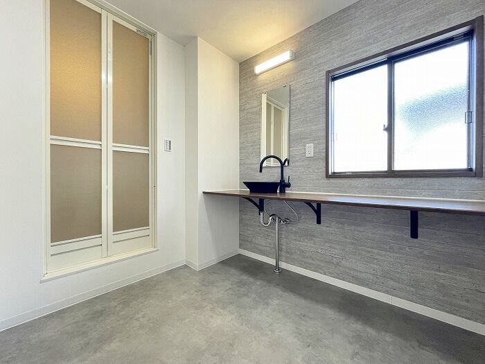 窓付きで明るく風通しの良い洗面室。ゆとりある広さと収納スペースで、使い勝手も抜群です。洗面台の下は開放感のあるオープンスタイル。見た目もすっきり、お手入れも簡単です。