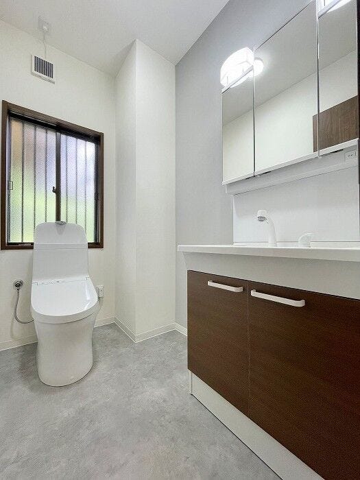 1階トイレ。洗面台を備えた清潔感のあるトイレ。使い勝手が良く、手洗いもスムーズにできる快適な空間です。