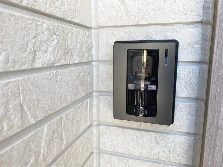 モニタ付きインターホンを設置してます。来客があった際確認してから扉を開けれるので安心です。
【同型写真】
※色は異なる場合がございます。