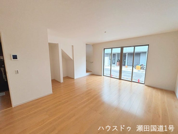 大きな掃き出し窓や小窓から自然光が豊富に入り込み、室内全体が明るく、心地よい空間になっています。