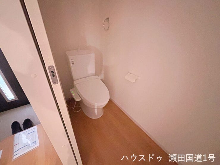 白を基調とした清潔感のあるトイレです。