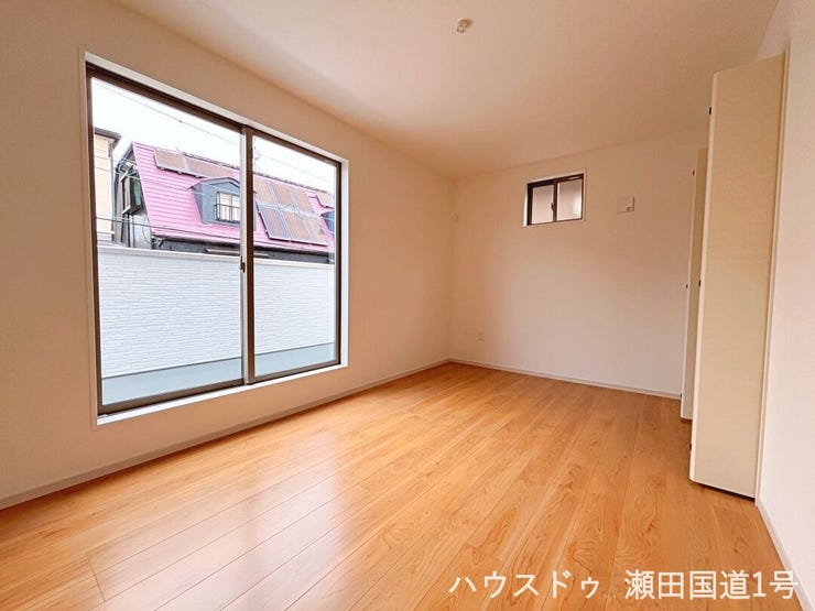 2F洋室7.5帖です。大きな掃き出し窓や小窓から自然光が豊富に入り込み、室内全体が明るく、心地よい空間になっています。