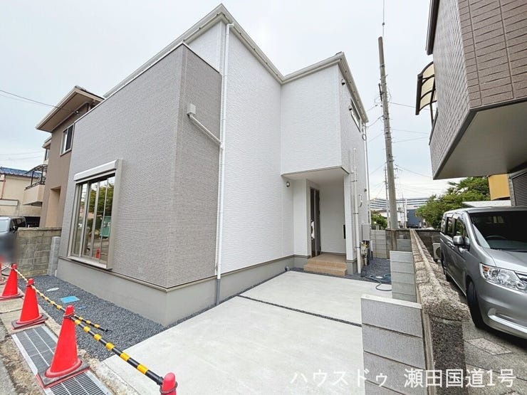 【外観】
グレーとホワイトの落ち着いたツートンカラーを基調とした、シンプルモダンなデザインが特徴です。