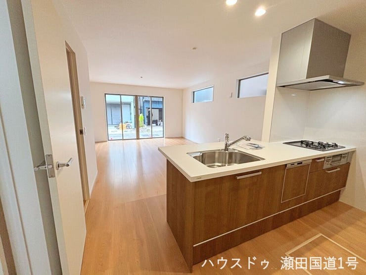 窓からは自然光がたっぷり入り込み、部屋全体が明るく開放的です。