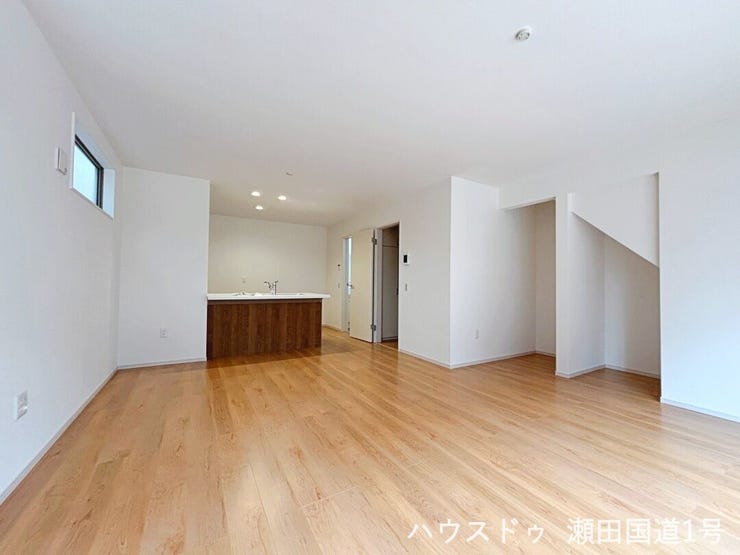 明るい木目調のフローリングとホワイトの壁は、どんな家具にも合わせやすいシンプルな内装です。