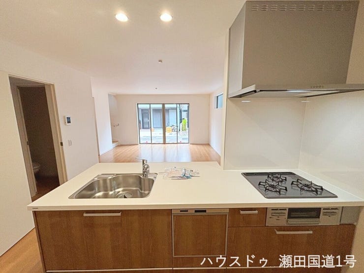 スタイリッシュなシステムキッチンは、リビング・ダイニングが見渡せるため、料理をしながらでも家族とコミュニケーションが取りやすい配置です。