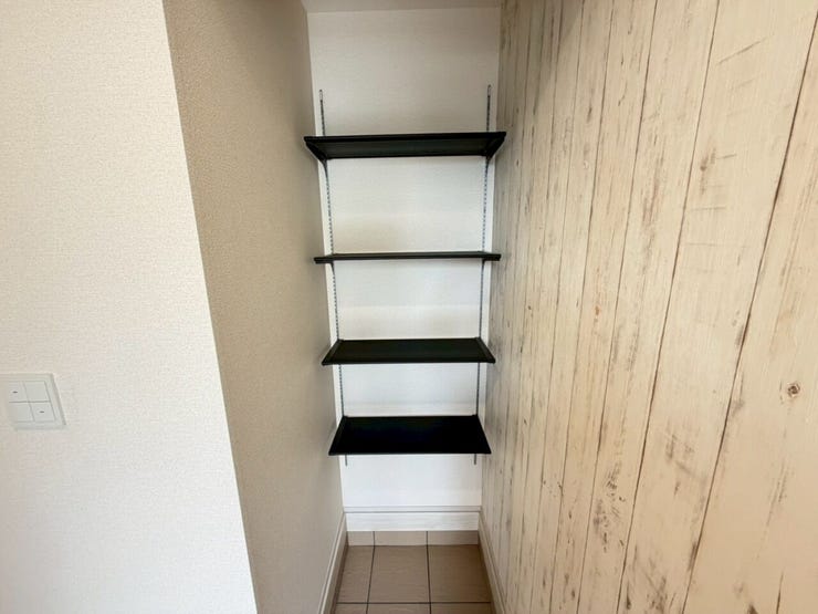 【Entrance】
靴やアウトドア用品も汚れを気にせず収納でき玄関スッキリ♪