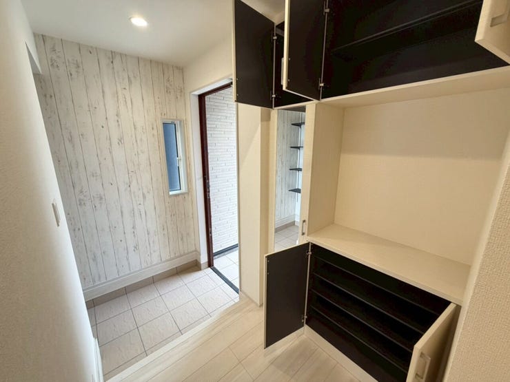 【Entrance】
大容量ショーズボックスで大家族やこれからお子さんが増える家庭にも対応!