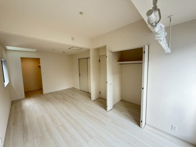 【Bed Room】
10.5帖と広い部屋だが将来的にお子さんが増えた時に仕切りを入れて使えます!