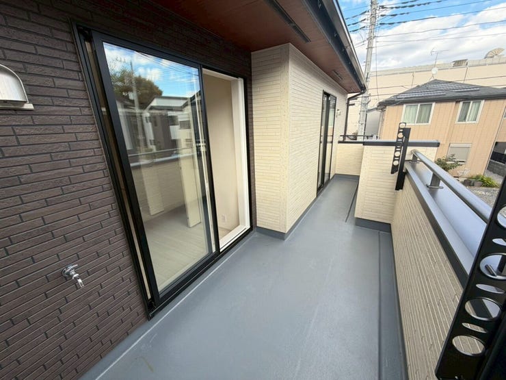 【Balcony】
南側バルコニーで2部屋で行き来できる続きバルコニー