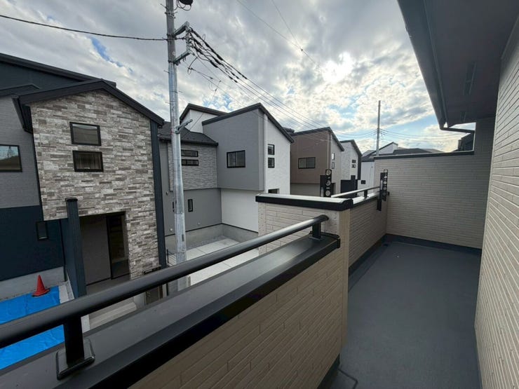 【Balcony】
南側バルコニーで2部屋で行き来できる続きバルコニー