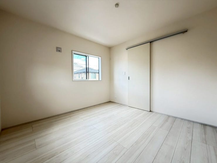 【Bed Room】
北側の部屋でも東窓から朝日がはいる6.12帖