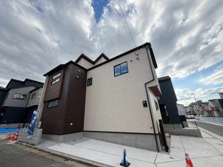 【Car Space】
全棟土地面積約35坪で駐車スペース2台可能できます♪