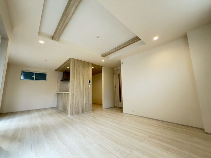 【Living】
1階17.5帖LDKに折上天井で開放感溢れる2面窓付きで陽当たりも良好で2カ所シャッターあり!