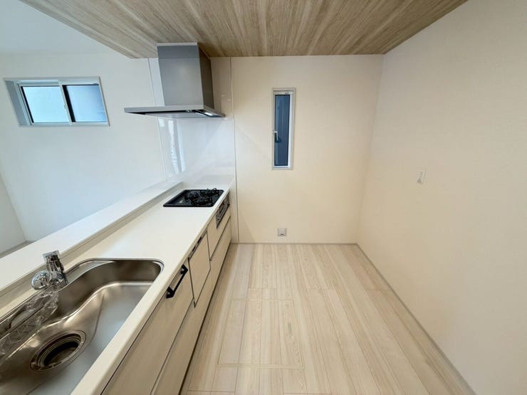 【Kitchen】
広々としたキッチンスペースで床下収納付き!昔ながらのキャビネットは無くして開放的に料理中でもLDKが見渡せてお子さんがいても安心♪