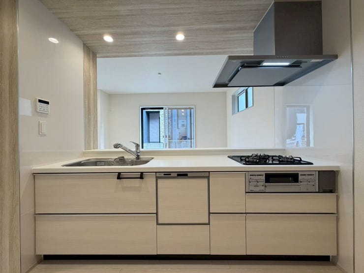 【Kitchen】
オープン対面システムキッチンで浄水器一体型のシンクに主婦の味方の食器洗浄乾燥機付!