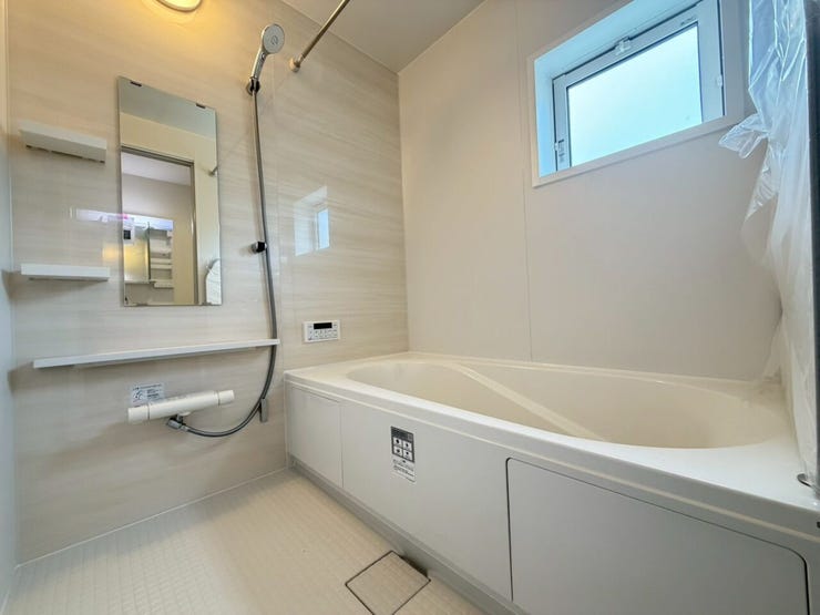 【Bath Room】
浴室1坪で窓付き!今の浴室と比べてみてください、ユニットバス、浴室乾燥機・追炊機能標準完備!