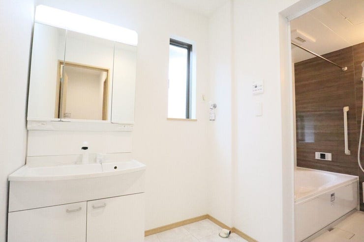 ◇洗面所◇ 同仕様
シャワー付き洗面化粧台♪
三面鏡付で朝の身支度もラクラクです♪