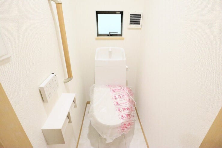 ◇トイレ◇ 同仕様
1階2階とも温水洗浄便座♪
便座が暖かく、冬でも快適です♪