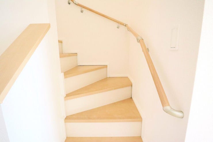 ◇階段◇ 同仕様
手すり付きの階段♪
段差を緩やかに設計していますので、小さなお子様やご年配の方にも安心です♪