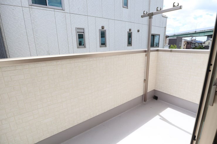 ◇バルコニー◇ 同仕様
南向きバルコニー♪
陽当たりが良く洗濯物が良く乾きそうです♪
便利な洗濯金物が付いています。