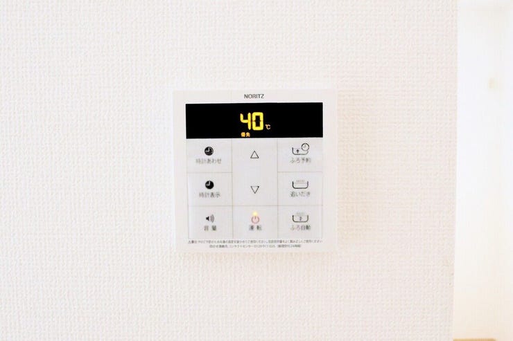 ○オートバスパネル○ 同仕様
いつでも適温のお風呂にはいれるのが嬉しいですね♪
キッチンからの操作もできるので便利です♪