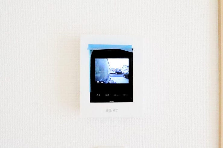 ○カラーモニター付インターホン○ 同仕様
不在時の訪問は自動で録画されます。
訪問者の顔が確認できるのでお子様の留守番にも安心です♪