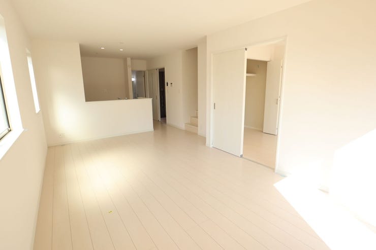 ◇リビング◇ 同仕様
南面を広く取ったリビングは日当たり良好です♪
一家団欒の時間が増えそうですね♪