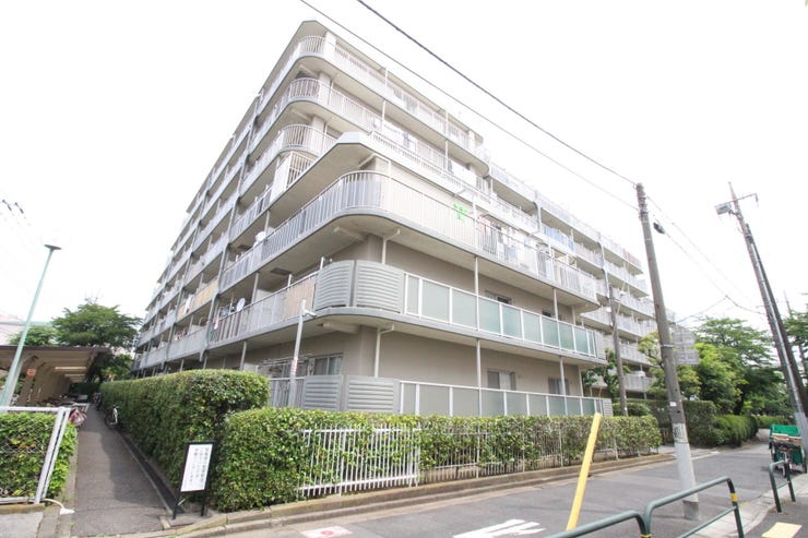 【外観】
落ち着いた色合いの7階建てマンションです。