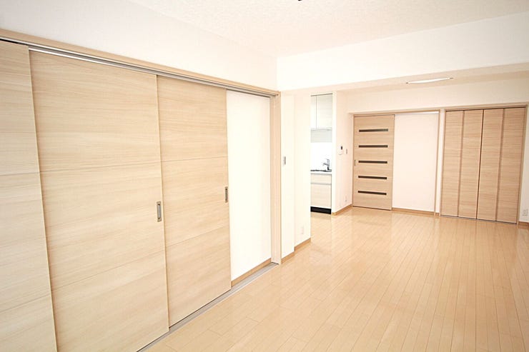 陽ざしが注ぎ、開放感があるエントランスです。