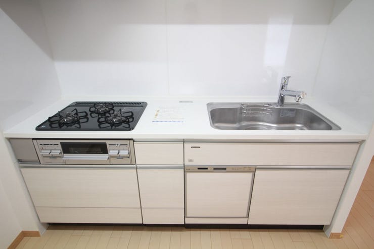 緑が落ち着いた佇まいを演出。周辺の邸宅とマッチングし落ち着きと安心を纏っています。