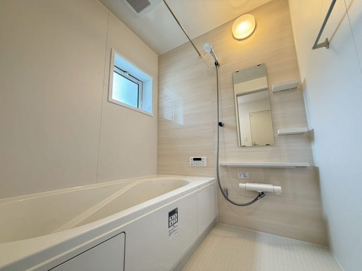 【Bath Room】
白を基調とした浴室1坪で標準で浴室乾燥機と追炊機能ついています!