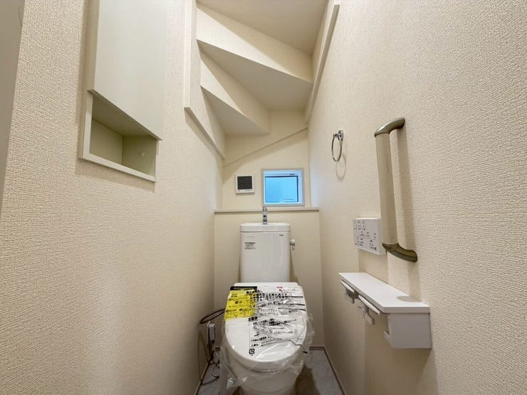 【Toilet】
1階階段下トイレ
