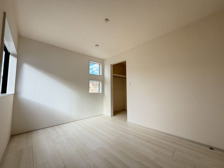 【Bed Room】
6.5帖北側の部屋だが西日が差し込みます!