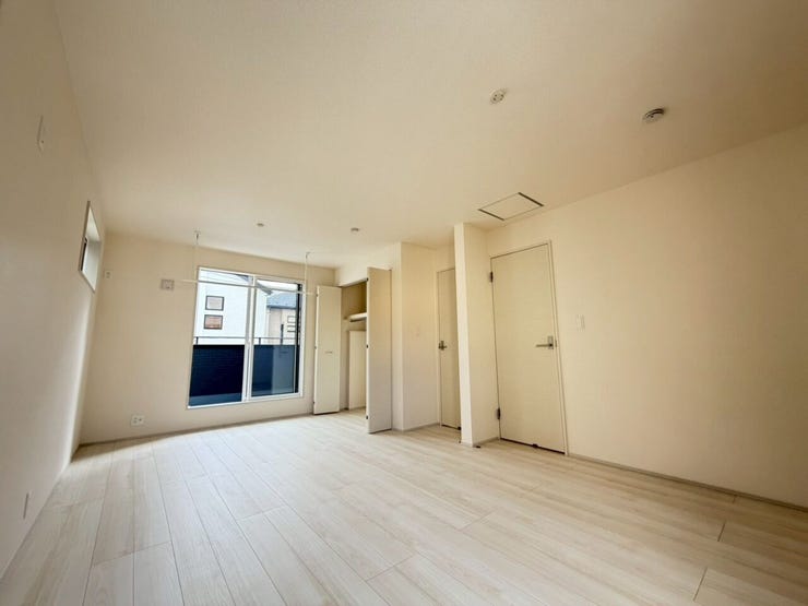 【Bed Room】
11.1帖と広い部屋だが将来の家族構成に変化に対応可能♪
※間仕切り壁は有償