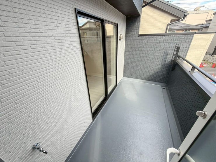 【Balcony】
南側バルコニーで2部屋で行き来できる続きバルコニー