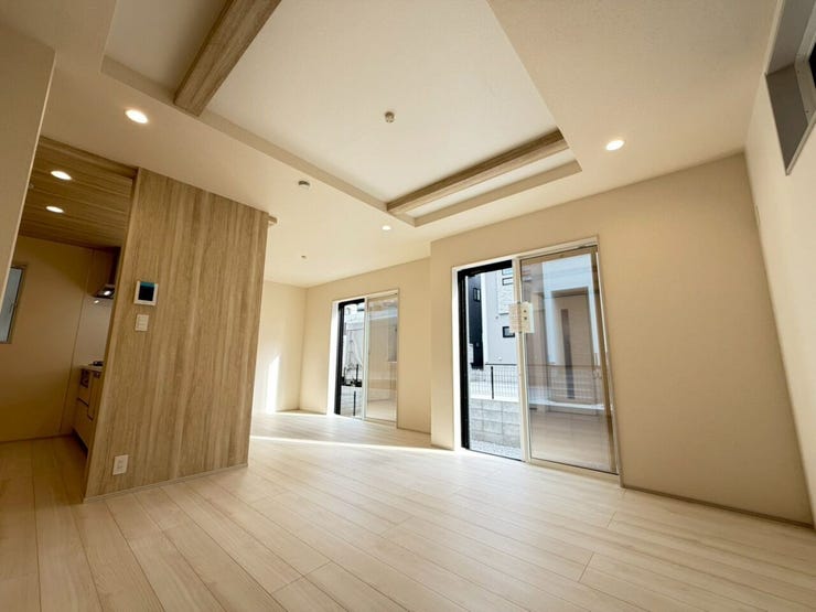 【Living】
1階16.5帖LDKに折上天井で開放感溢れる2面窓付きで陽当たりも良好なおかつシャッターあり!